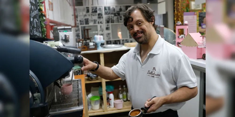 O barista Philippe Tavares, 31 anos, trabalha na Bellatucci Café, uma cafeteria inclusiva