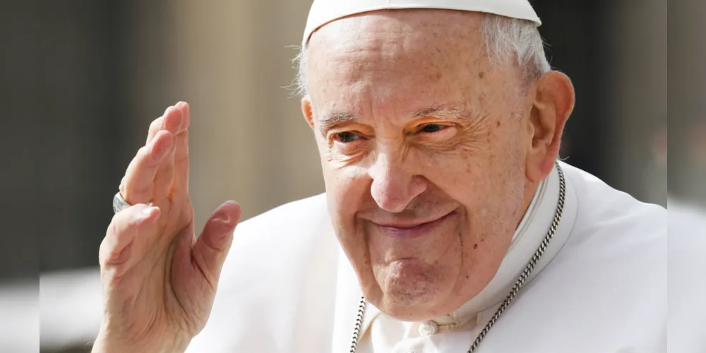 Vaticano não indicou por quanto tempo o papa Francisco ficará no hospital