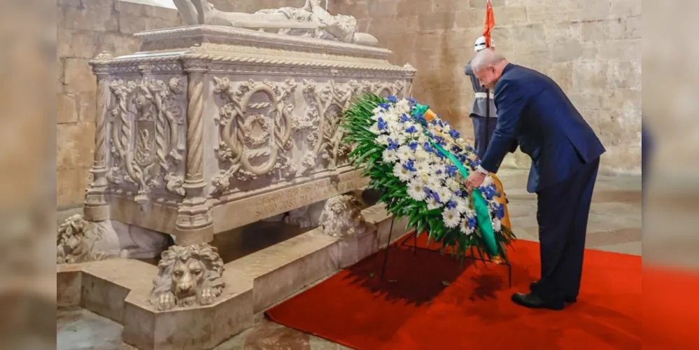 Ao colocar uma coroa de flores no túmulo de Luís de Camões, presidente Lula homenageava a base da relação, o idioma
