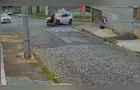 Carro bate em moto e corpo de condutor atinge placa; veja vídeo