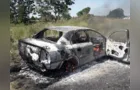 Carro pega fogo em Ponta Grossa e fica totalmente destruído
