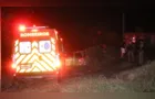 Jovem é agredido por grupo de pessoas e alvejado com tiro