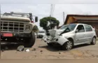Caminhão e carro se envolvem em acidente e dois idosos ficam feridos
