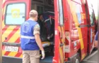 Rapaz ingere bebida alcoólica e tropeça em frente à rodoviária