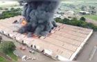 Incêndio de grandes proporções atinge barracão no PR