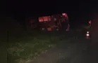 Caminhão tomba na PR-151 e motorista fica ferido