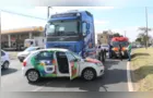 Caminhão atinge lateral de carro na avenida Souza Naves