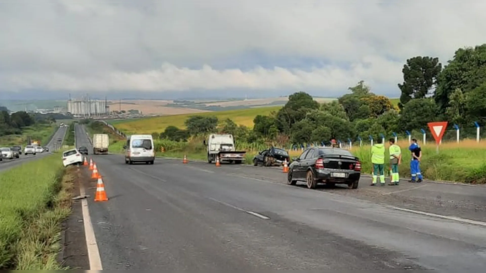 Caminhoneiro fica revoltado com Gol rebaixado na estrada (vídeo