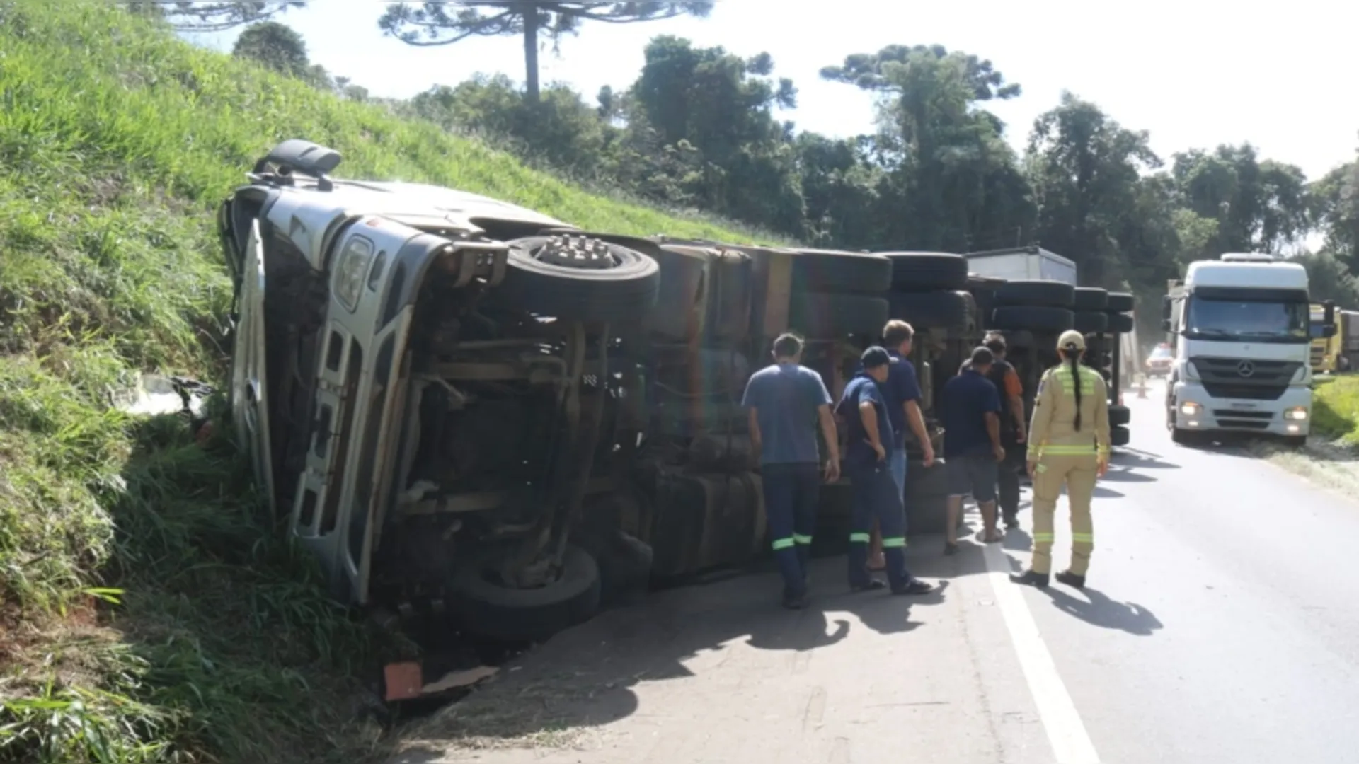 Caminhão sai da pista na BR-277, tomba e motorista morre em acidente, no PR  