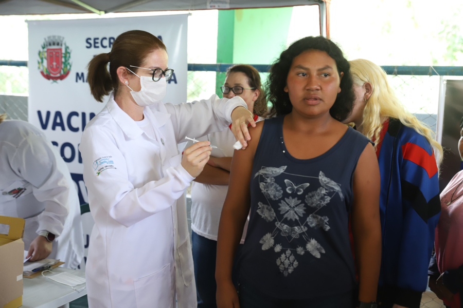O secretário estadual de Saúde, Cesar Neves abre a campanha de imunizacao contra a Covid com  Vacina Bivlalente nedta segiunda-feira (27) na comunidade indigena Campina no municipio  de Mangueirinha, sudoeste do estado