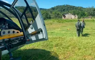 Mulher é resgatada de helicóptero após picada de cobra no PR