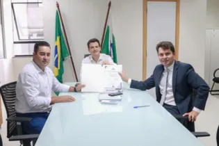 Documento foi entregue pelo secretário das Cidades, Eduardo Pimentel, ao prefeito Marcelo Leite