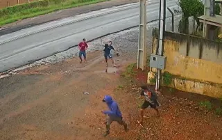 Dois homens correram para afugentar os criminosos com pedradas