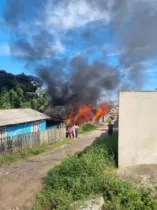 Residências vizinhas ao local onde as chamas iniciaram foram atingidas