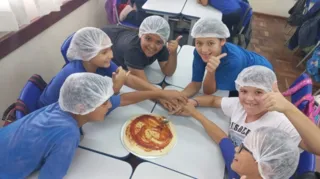 Trabalhando conceitos matemáticos, os alunos prepararam pizzas em sala de aula