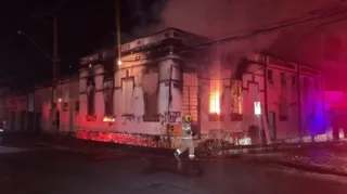 Hotel Santa Cruz, na região central de Ponta Grossa, foi 'tomado' pelas chamas na madrugada desta quarta-feira (3). Confira todas as informações no Portal aRede.