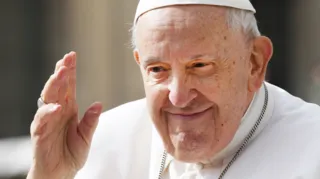 Vaticano não indicou por quanto tempo o papa Francisco ficará no hospital