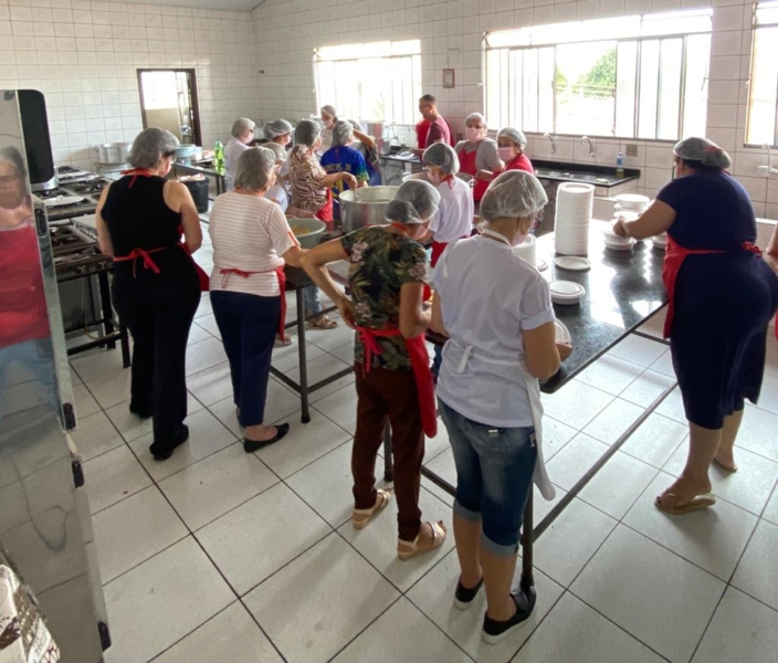 Cerca de 50 voluntários integram o projeto 'A Mãe que Alimenta'