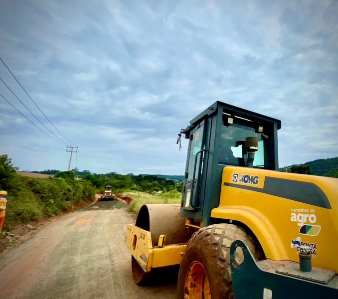 Com 3 equipes em operação, foram utilizados mais de 700 cargas de cascalho no trabalho de revitalização das estradas