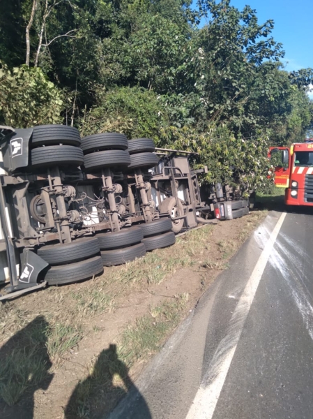 Em Jaguariaíva, caminhão tombou e deixou motorista ferido