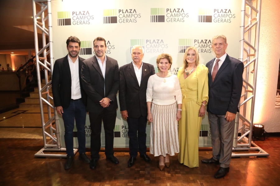 Cerimônia de lançamento do Plaza Campos Gerais contou com diretores do Grupo Tacla, empresários do setor varejista e da prefeita Elisabeth Schmidt (PSD)
