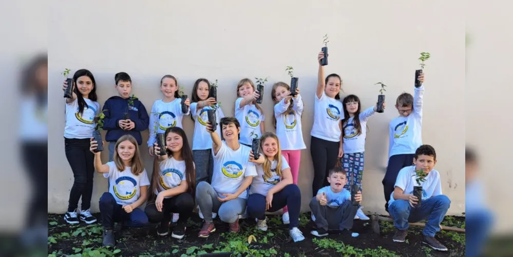Educandos foram agraciados com plantas pela professora, contribuindo para o futuro ambiental
