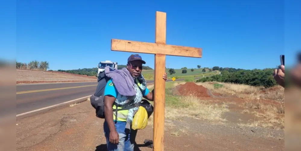 Além da cruz, João carrega uma mochila com algumas roupas, uma caixa de som e uma garrafa com água, contando com apoio que recebe pelo caminho