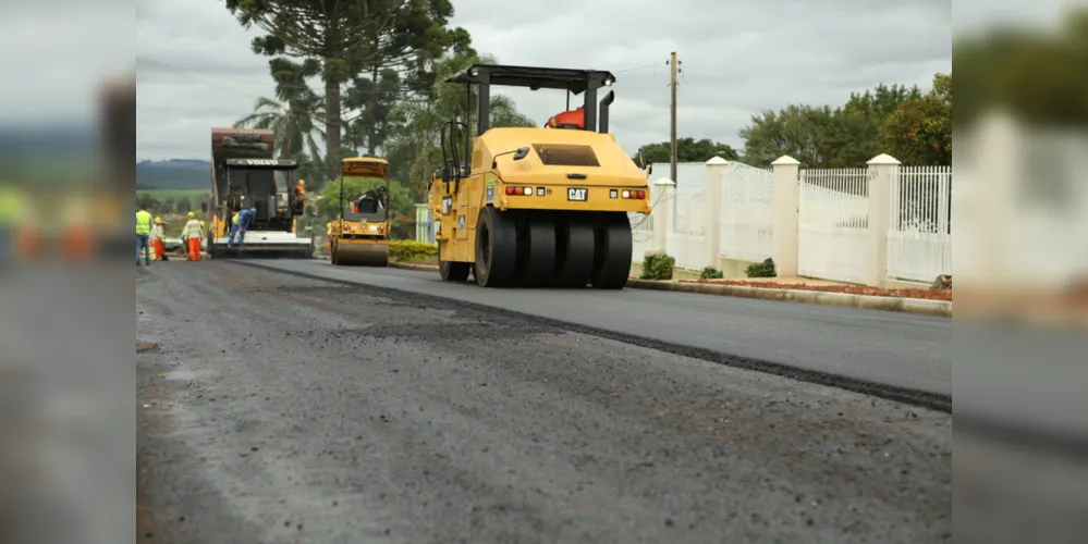 O projeto em andamento prevê a execução de aproximadamente 2,7 quilômetros de asfalto no Jardim Santa Luiza
