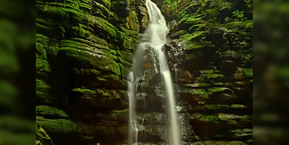 Atrativo possui uma cachoeira com cerca de 30 metros de altura, que deságua em um anfiteatro rochoso (furna) e forma um pequeno lago