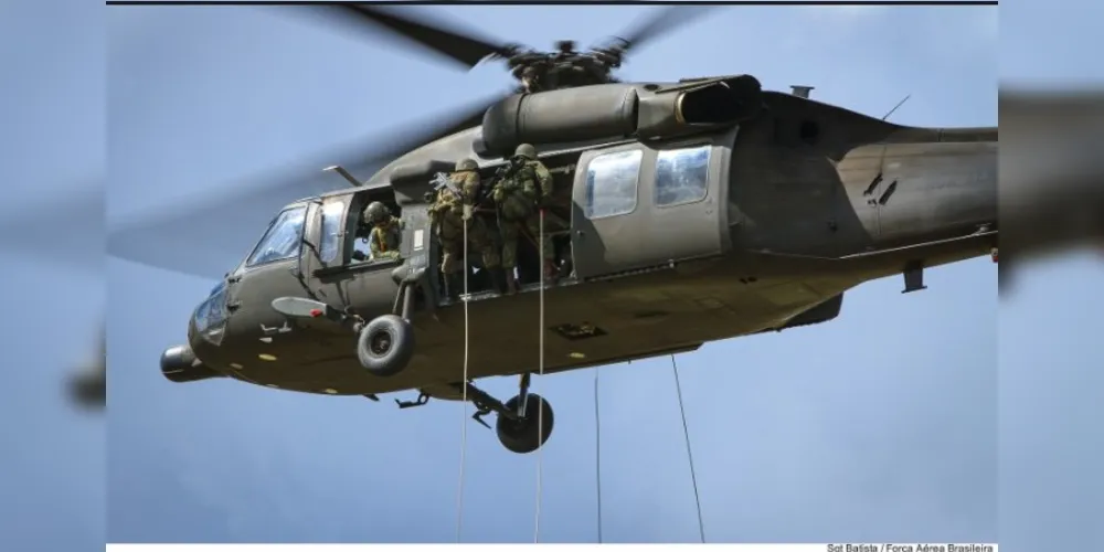 A equipe de resgate de um dos helicópteros utilizados na ação está descendo de rapel no local, na Serra do Mar, em busca dos ocupantes
