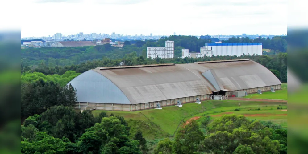 Ponta Grossa tem  o maior complexo de armazenagem da Conab 
e possui indústrias que armazenam, e processam soja e trigo