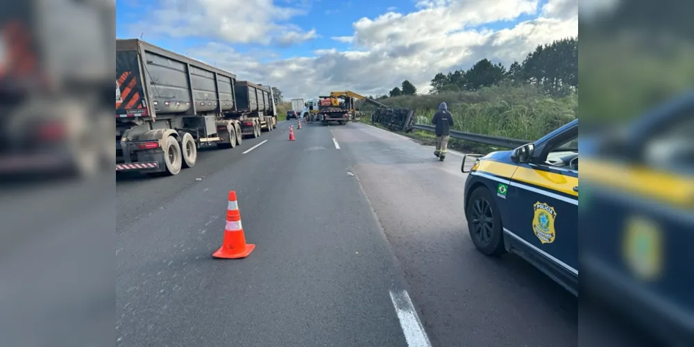 PRF trabalha para retirar um caminhão tombado às margens da rodovia
