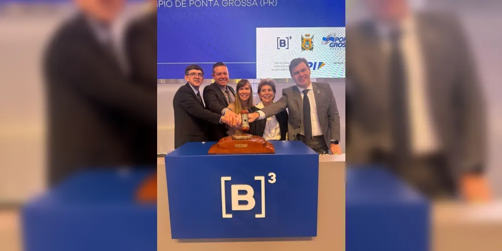 Comitiva de autoridades de Ponta Grossa e representantes dos consórcios esteve presente na Bolsa de Valores acompanhando a sessão pública para concessão dos serviços