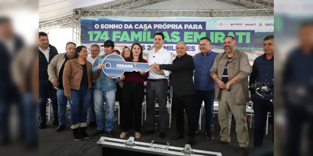 Estado investiu R$ 2,08 milhões para apoiar moradores da região por meio do ‘Casa Fácil’. Evento teve presença de lideranças políticas
