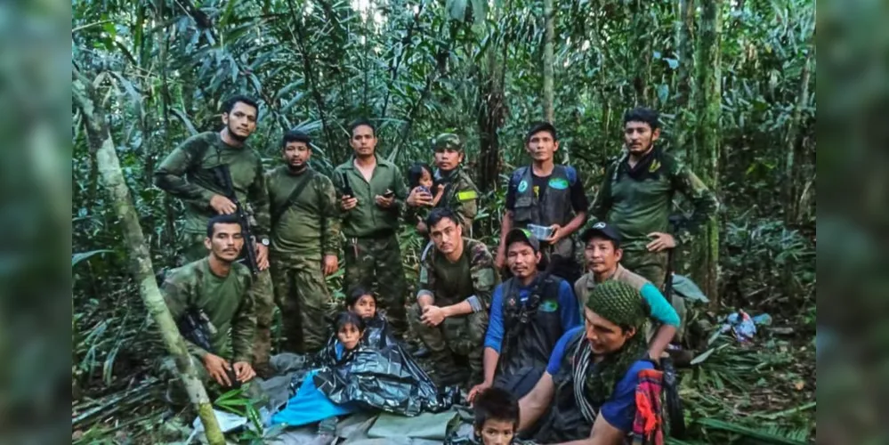 As equipes de resgate localizaram as crianças depois de avistar sinais na selva, incluindo pegadas e frutas mordidas