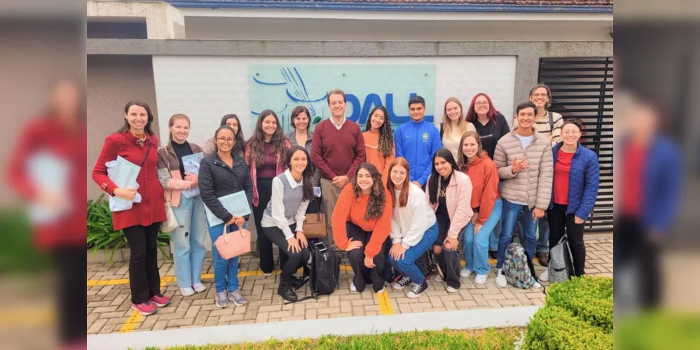 Alunos e professores do curso de Farmácia da UEPG, realizaram visita técnica à sede de empresa farmacêutica em Curitiba