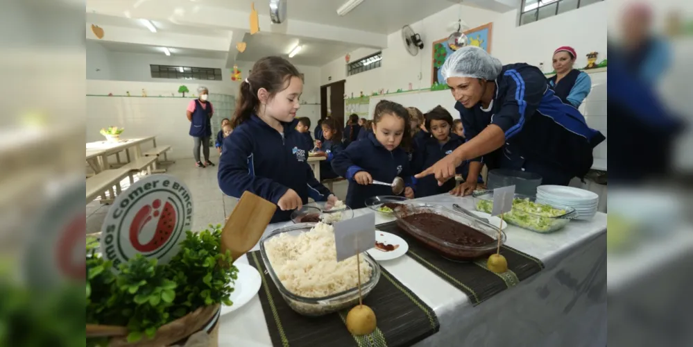 Em Ponta Grossa, projeto ‘Vamos Comer e Brincar’, da Educação Infantil, utiliza jogos, brincadeiras e estratégias inovadoras para introduzir hábitos alimentares saudáveis por meio da alimentação escolar