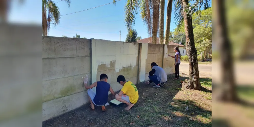 Os alunos participaram de todo o processo de revitalização do espaço, desde as conversas iniciais até o momento de limpeza e pintura do local