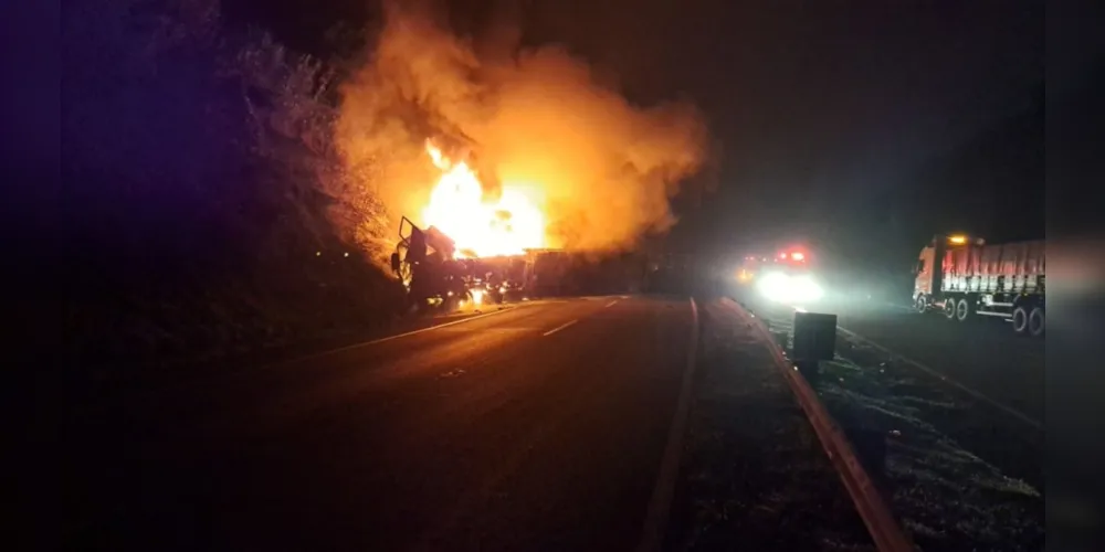 Incêndio destruiu o caminhão no km 283 do sentido Norte Pioneiro
