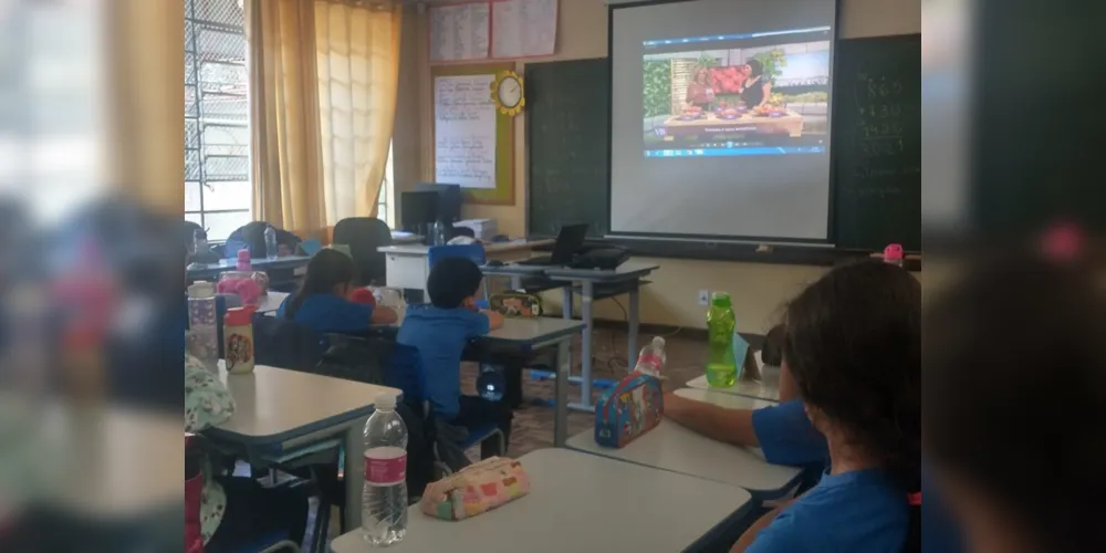 Durante a atividade, a professora apresentaou um vídeo com os benefícios do tomate, alimento que os alunos haviam contado que não tinham o hábito de consumir