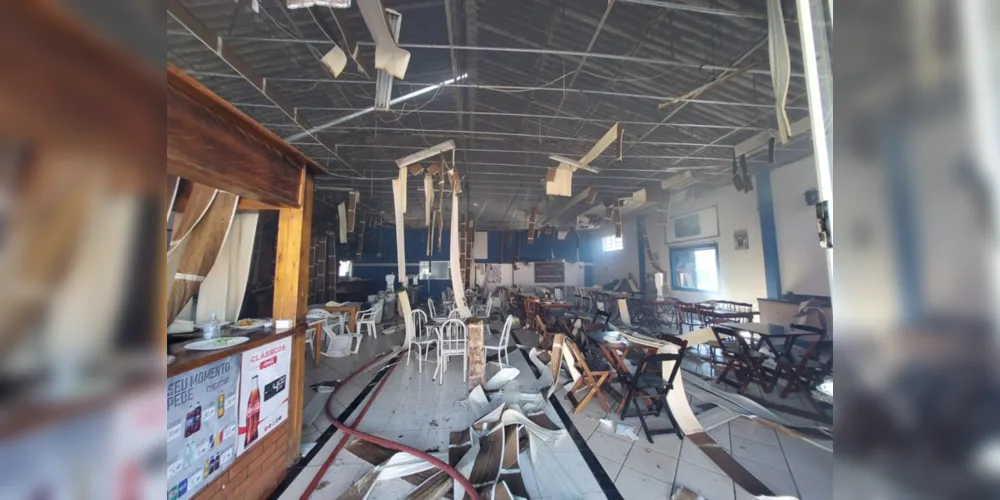 A imagem acima mostra o impacto do incêndio na estrutura do restaurante, que já foi entregue novamente ao proprietário