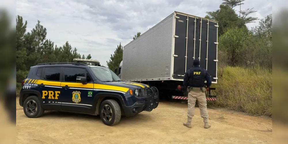 Após denúncia, caminhão foi encontrado por uma equipe da PRF, abandonado e sem placas