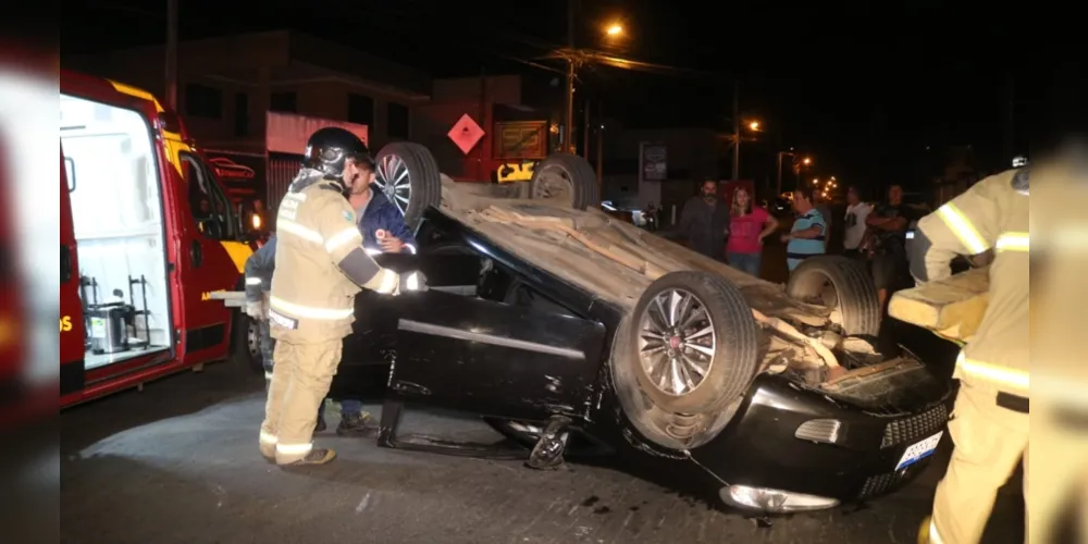 Acidente aconteceu na rua Afonso Celso na noite desta segunda-feira (26)