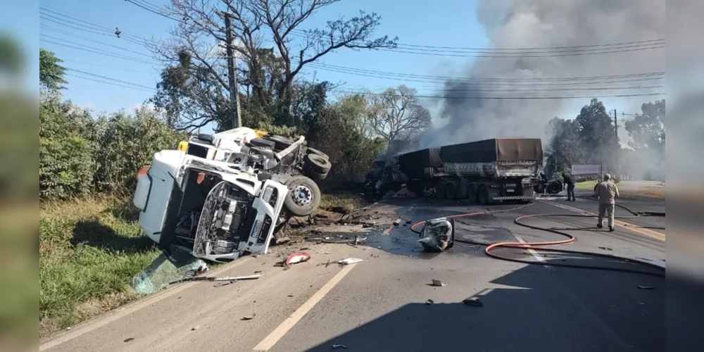 Acidente com caminhões na Souza Naves deixa quatro feridos