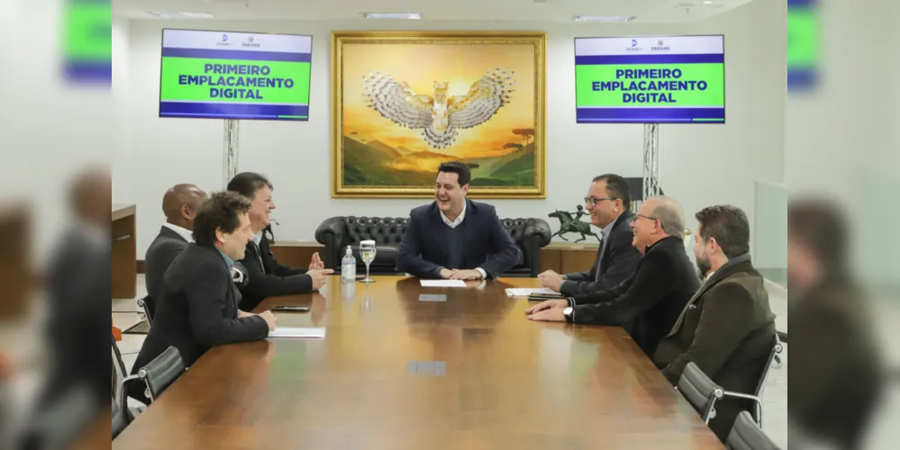 O governador Carlos Massa Ratinho Jr., ao lado do diretor-geral do Detran-PR, Adriano Furtado, apresentou o sistema de emplacamento digital.