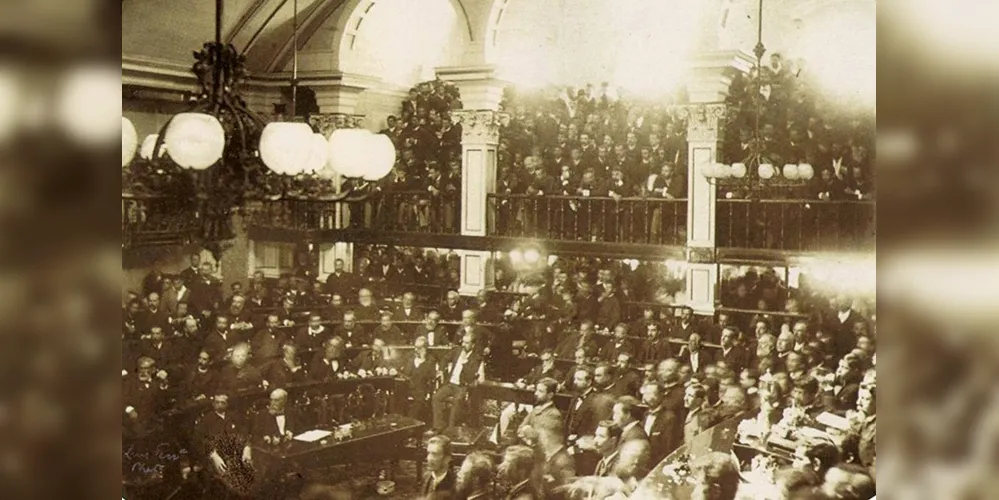 Senadores votam a abolição da escravatura, em maio de 1888, observados por uma multidão