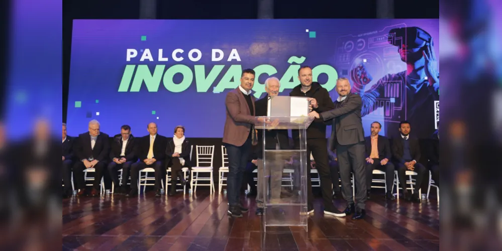 O empresário Marcio Léo Danielewicz, da SYX Global, assinou o contrato junto com o vice-governador Darci Piana, e o secretário estadual de Inovação, Marcelo Rangel