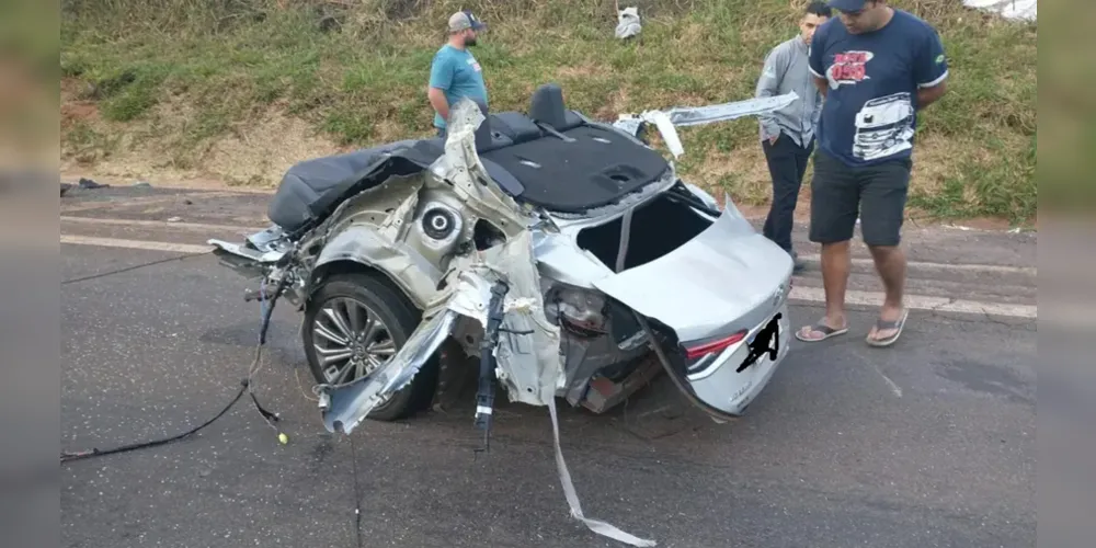 O acidente bloqueia totalmente a rodovia próximo à ponte do Ribeirão do Tigre
