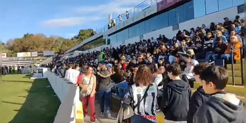 Milhares de mulheres e crianças compareceram ao estádio neste domingo