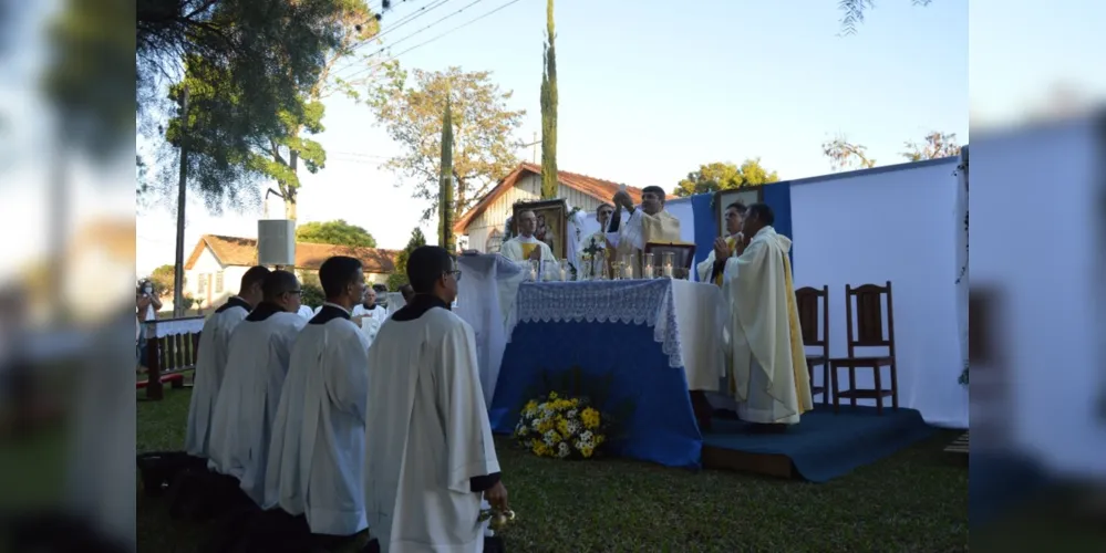 A missa campal foi concelebrada pelos padres Delsi, Sérgio, Valcir, Denilson e André